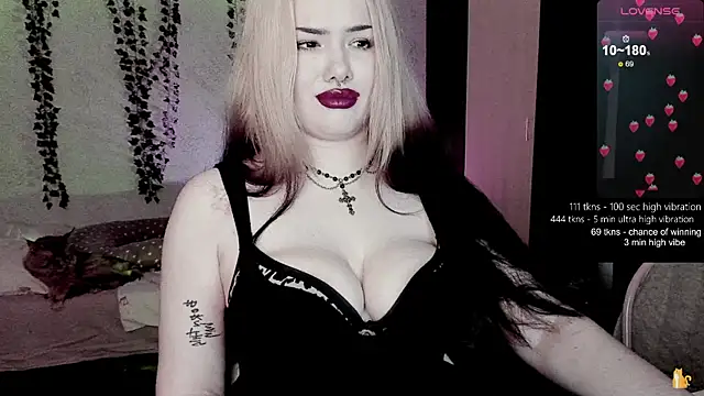 Snapshot of strawberry_elfcat chatting on February 8, 2026, 5:16 am strawberry elfcat online show from February 8, 2026, 5:16 am