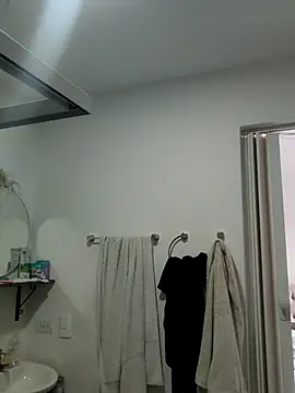 Lia Hurley online show from December 5, 2025, 4:05 pm