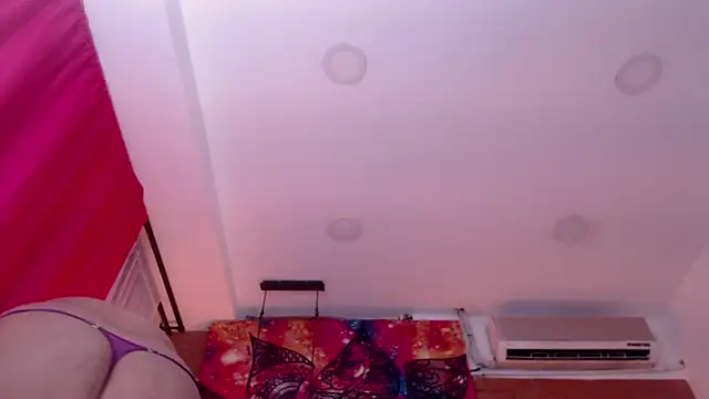 Snapshot of Khatalina_hott chatting on January 14, 2025, 2:19 am Khatalina hott online show from January 14, 2025, 2:19 am