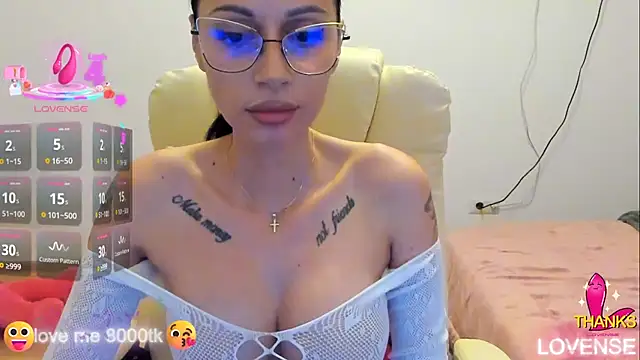 kissnicol32 online show from November 4, 2025, 4:55 pm