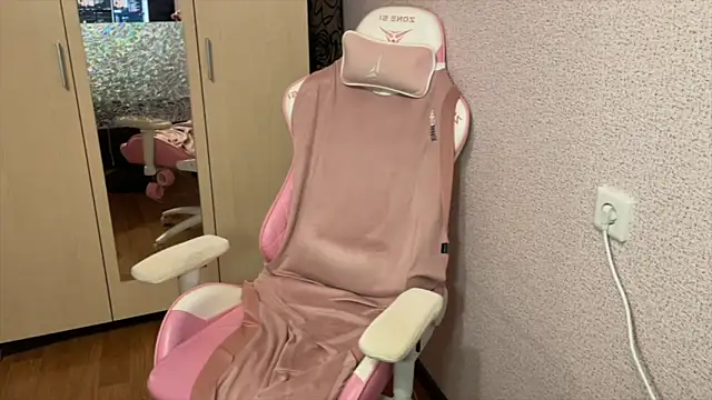 Snapshot of Katrin__kiss chatting on March 6, 2026, 6:25 pm Katrin kiss online show from March 6, 2026, 6:25 pm