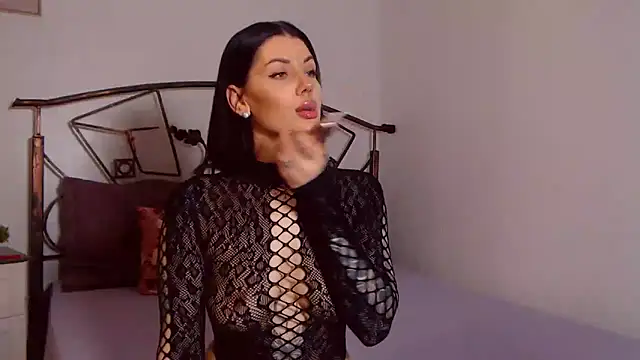 YvonneEverlee online show from April 15, 2026, 5:02 am