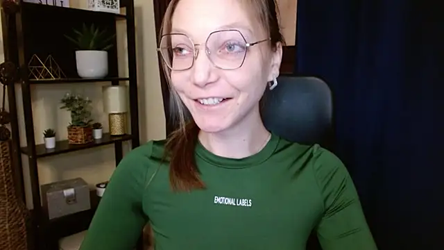 EmillyPlay online show from February 9, 2026, 6:55 am