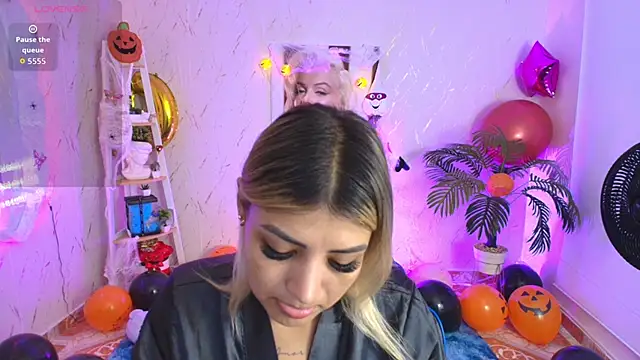 SALOOMEE   online show from October 15, 2025, 11:07 am