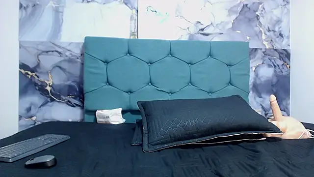 alexa pariss online show from March 4, 2026, 7:10 pm