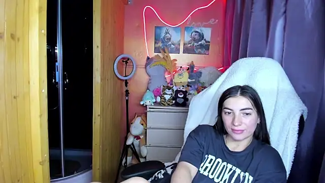 Fiery Brunette  online show from March 19, 2026, 5:35 pm