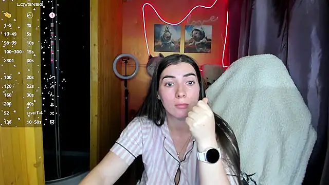 Fiery Brunette  online show from October 6, 2025, 12:17 pm