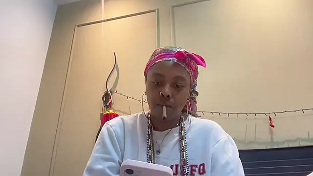 Snapshot of ChocolateCakeQueen chatting on March 2, 2025, 11:39 pm ChocolateCakeQueen online show from March 2, 2025, 11:39 pm