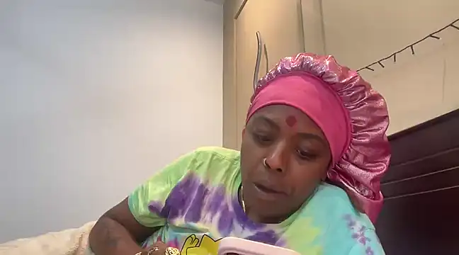 Snapshot of ChocolateCakeQueen chatting on February 28, 2025, 9:33 pm ChocolateCakeQueen online show from February 28, 2025, 9:33 pm