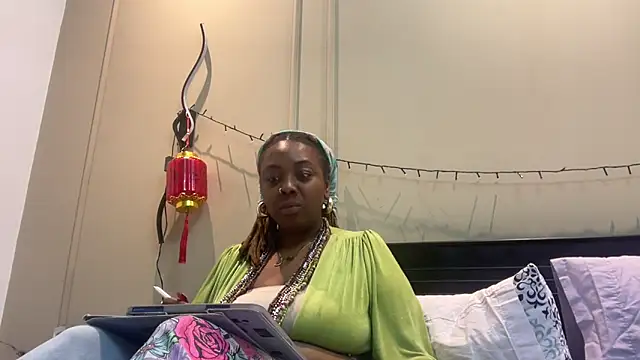 Snapshot of ChocolateCakeQueen chatting on March 19, 2025, 12:48 am ChocolateCakeQueen online show from March 19, 2025, 12:48 am
