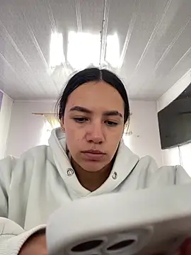 Snapshot of hannahb-e chatting on February 3, 2026, 4:01 pm hannahb-e online show from February 3, 2026, 4:01 pm