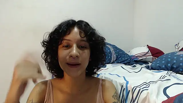 Snapshot of AlinaWoolf_ chatting on October 7, 2025, 11:50 pm AlinaWoolf  online show from October 7, 2025, 11:50 pm
