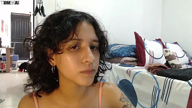 Snapshot of AlinaWoolf_ chatting on October 31, 2025, 4:03 pm AlinaWoolf online show from October 31, 2025, 4:03 pm