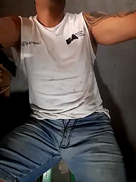 hecwil8 online show from December 22, 2025, 3:34 pm