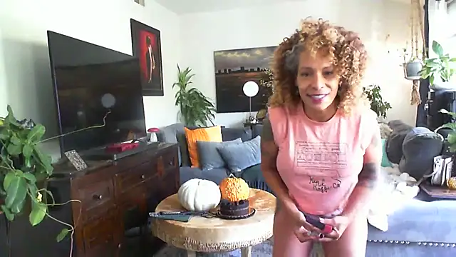 Snapshot of CeceilaMoon chatting on November 5, 2025, 4:54 pm CeceilaMoon online show from November 5, 2025, 4:54 pm