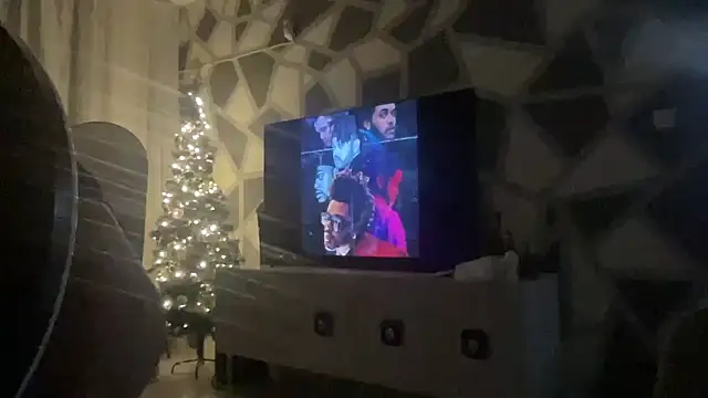 Snapshot of petitebeauty chatting on December 10, 2024, 8:27 pm petitebeauty online show from December 10, 2024, 8:27 pm