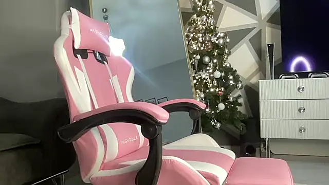 Snapshot of petitebeauty chatting on December 7, 2024, 9:06 pm petitebeauty online show from December 7, 2024, 9:06 pm