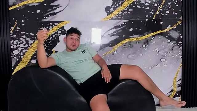 sweethot    online show from October 5, 2025, 1:46 pm