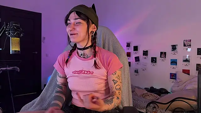 deadlysweet online show from June 21, 2026, 10:26 pm