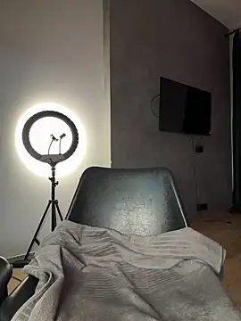  Monic  online show from November 18, 2025, 4:21 pm