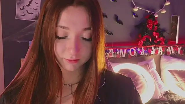 Snapshot of YasmineWest chatting on October 19, 2025, 8:17 am YasmineWest online show from October 19, 2025, 8:17 am