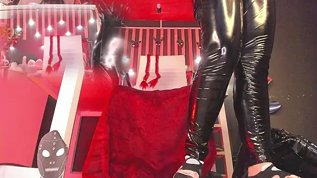 Snapshot of shaaroon_gold chatting on February 24, 2025, 10:14 pm shaaroon gold online show from February 24, 2025, 10:14 pm