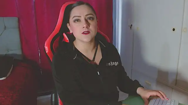 Noamartin  online show from December 2, 2025, 10:11 pm