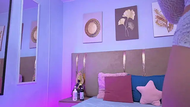 sarah cruzz  online show from November 22, 2025, 1:48 am