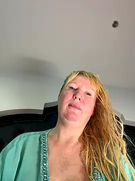 EmmaInLove23 online show from October 28, 2025, 1:06 am