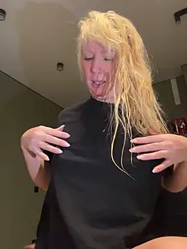 EmmaInLove23 online show from November 22, 2025, 2:21 am