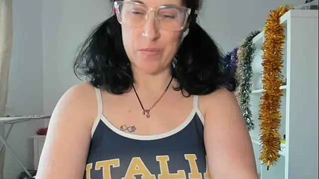 Snapshot of emmita69_ chatting on December 22, 2025, 11:21 am emmita69 online show from December 22, 2025, 11:21 am