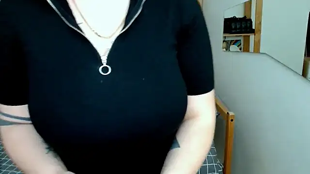Snapshot of leila_beayte_ chatting on March 12, 2025, 5:49 pm leila beayte online show from March 12, 2025, 5:49 pm