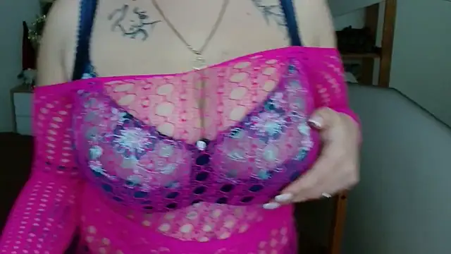 Snapshot of leila_beayte_ chatting on February 17, 2025, 6:28 pm leila beayte online show from February 17, 2025, 6:28 pm
