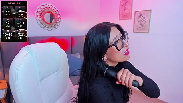 kira moon   online show from April 5, 2026, 2:57 pm