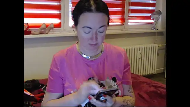 Snapshot of Alexie33 chatting on April 7, 2026, 8:27 am Alexie33 online show from April 7, 2026, 8:27 am