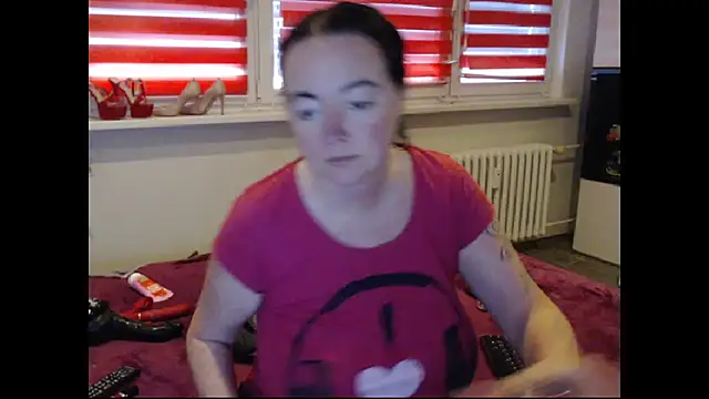 Snapshot of Alexie33 chatting on April 1, 2026, 6:37 am Alexie33 online show from April 1, 2026, 6:37 am