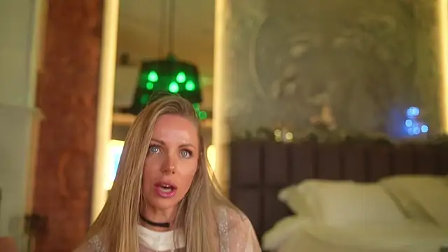 eva fashionista online show from December 5, 2025, 7:55 pm