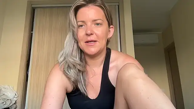 Snapshot of naughtyhollyxxxx chatting on October 10, 2025, 7:53 am naughtyhollyxxxx online show from October 10, 2025, 7:53 am