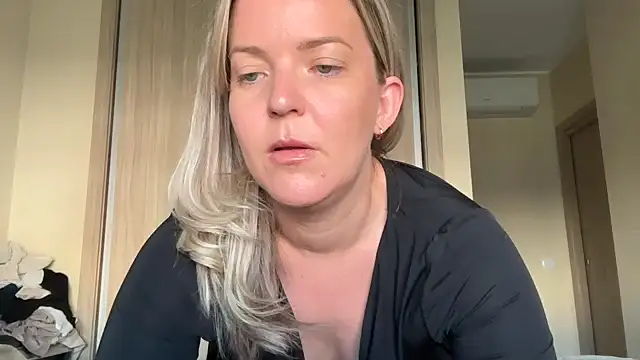 Snapshot of naughtyhollyxxxx chatting on September 15, 2025, 7:42 am naughtyhollyxxxx online show from September 15, 2025, 7:42 am