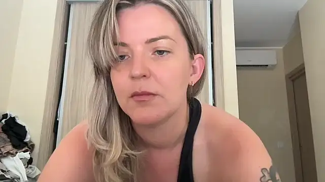Snapshot of naughtyhollyxxxx chatting on September 10, 2025, 2:27 pm naughtyhollyxxxx online show from September 10, 2025, 2:27 pm