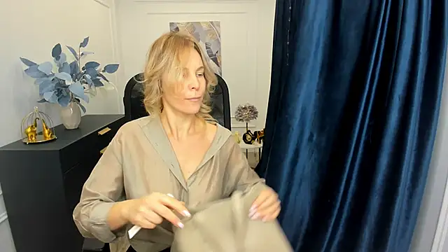 Sinty Devis online show from November 9, 2025, 4:16 am