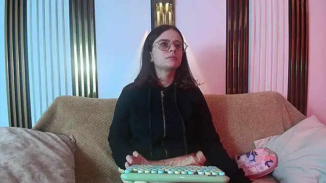 kassandra james online show from February 4, 2026, 1:06 pm