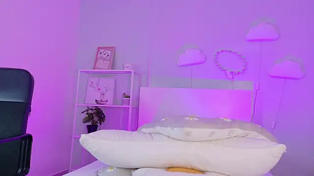 Snapshot of CristalCornner_ chatting on January 13, 2026, 8:13 pm CristalCornner online show from January 13, 2026, 8:13 pm