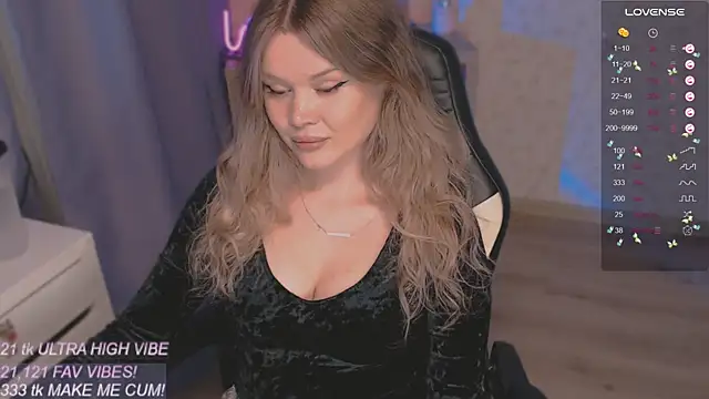 VeronaAura online show from October 12, 2025, 10:33 pm