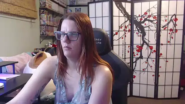 Sarahtineke online show from May 5, 2026, 8:01 pm