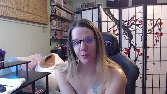 Sarahtineke online show from February 10, 2026, 5:28 am