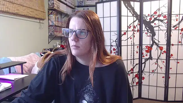 Sarahtineke online show from May 6, 2026, 4:44 pm