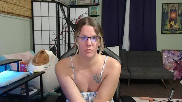 Sarahtineke online show from November 3, 2025, 12:05 am