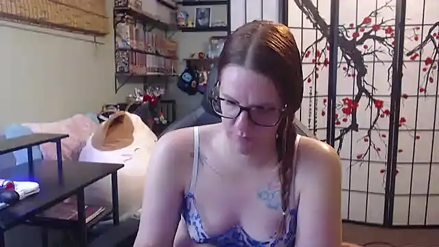 Sarahtineke online show from May 17, 2026, 6:41 pm