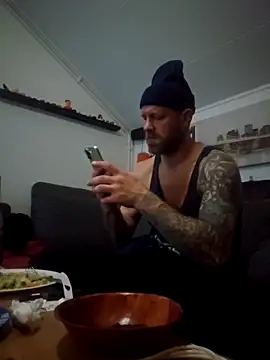 Snapshot of eltoulou chatting on December 3, 2025, 5:01 pm eltoulou online show from December 3, 2025, 5:01 pm